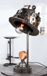 Handgefertigte Tischlampe "Steampunk Hat" - Exklusives Design aus Metall von Gilde