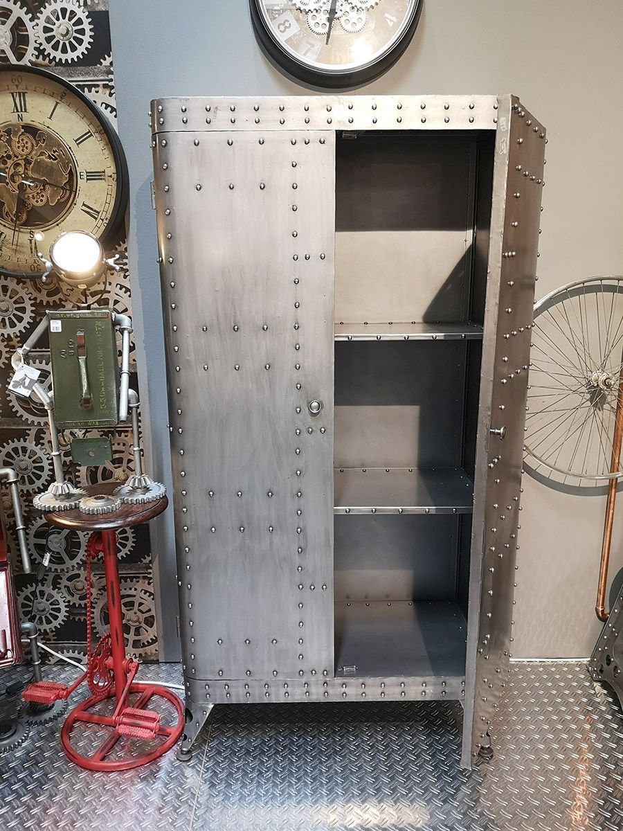 Aviation Metall Schrank im Industriestil mit Nieten Handgefertigt