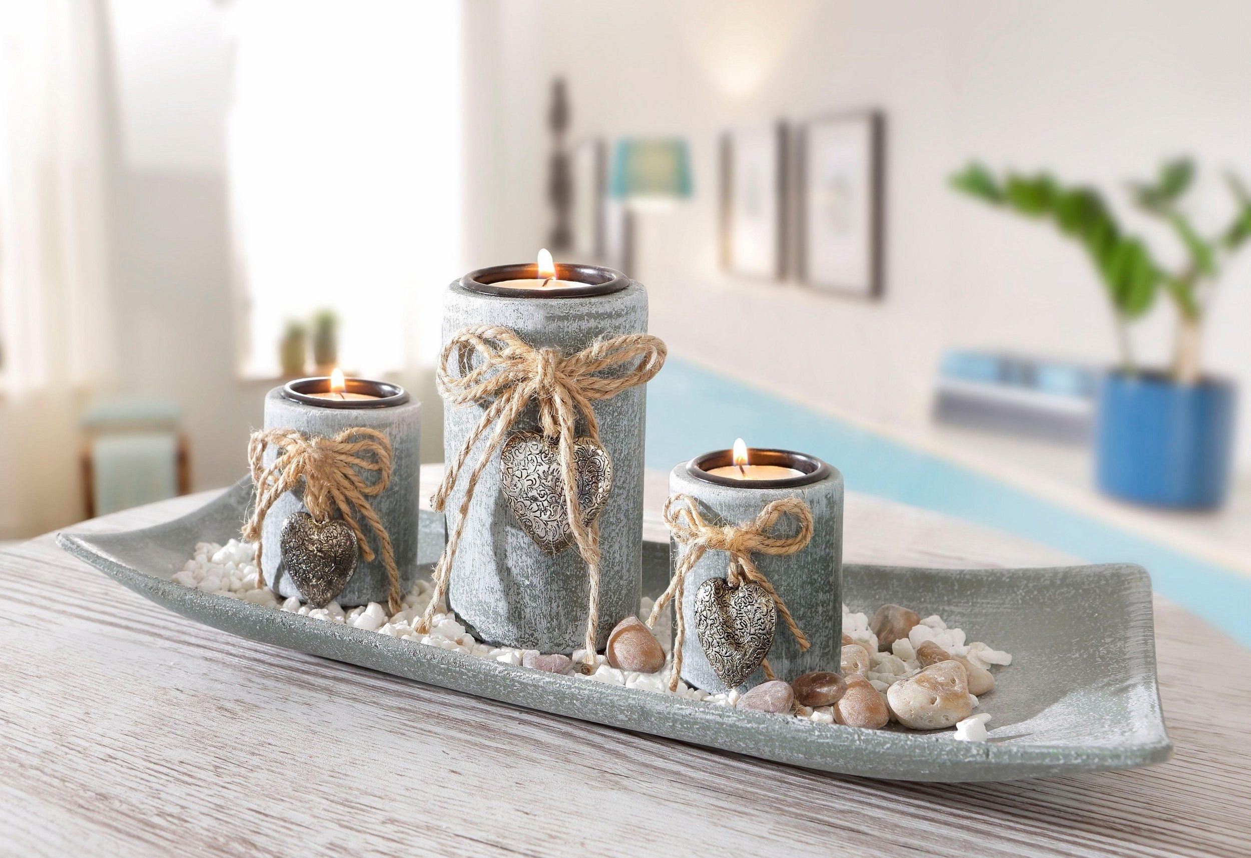 Stilvolle Holz-Dekoschale mit Kerzenhaltern und Dekosteinen für gemütl
