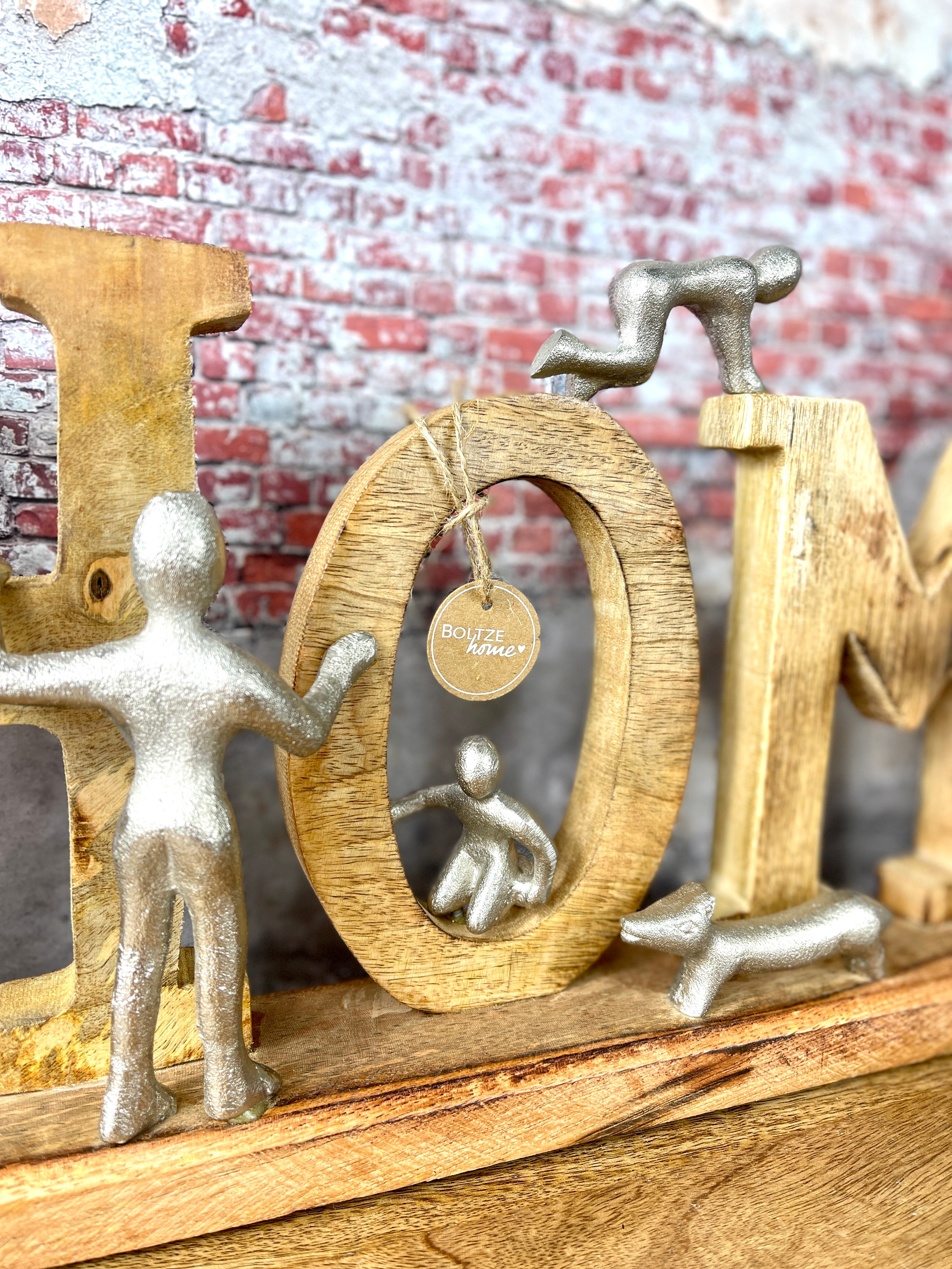 Holz Schriftzug HOME Familie aus Mangoholz in naturfarben Figuren aus Aluminium