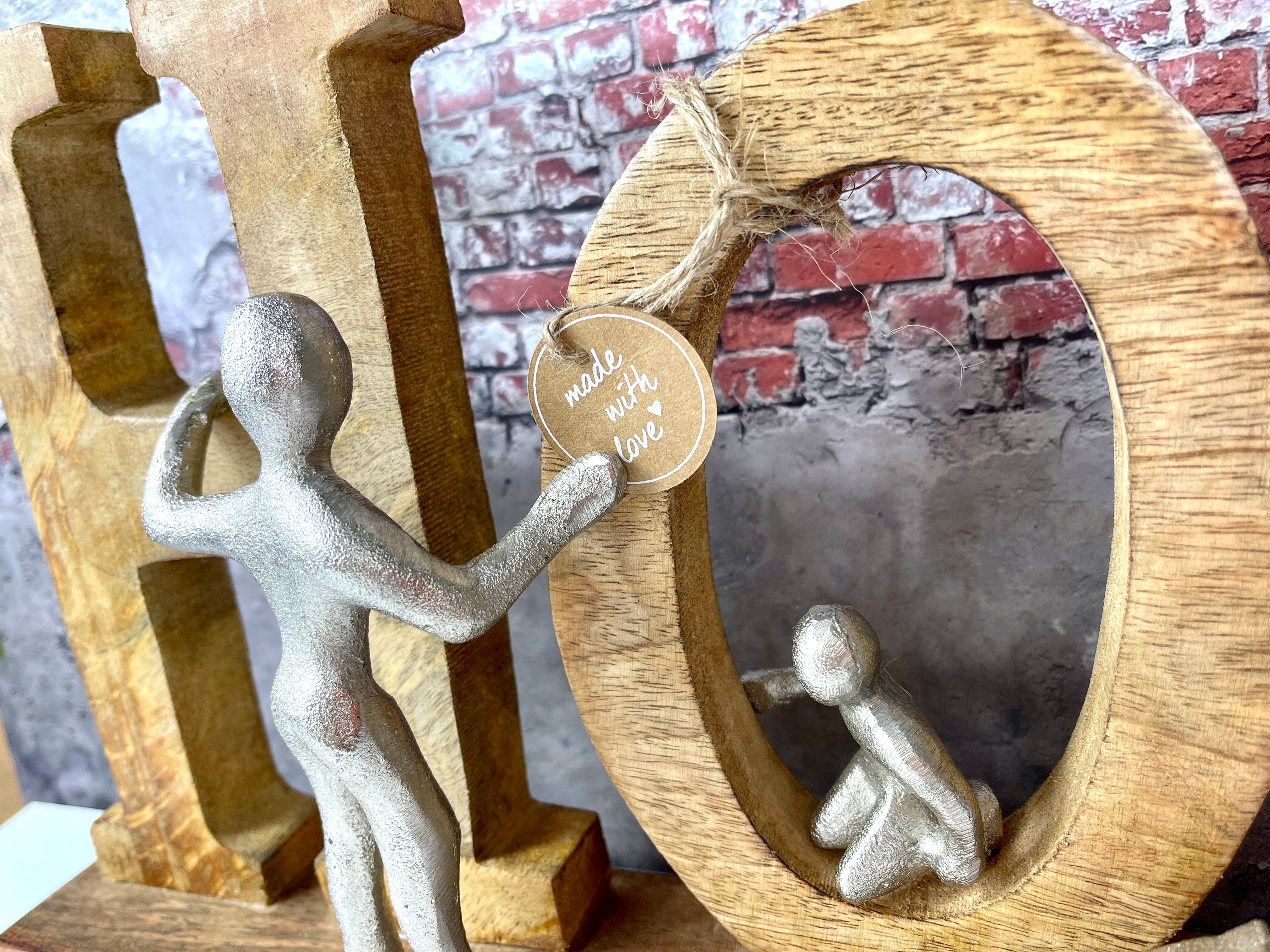 Holz Schriftzug HOME Familie aus Mangoholz in naturfarben Figuren aus Aluminium