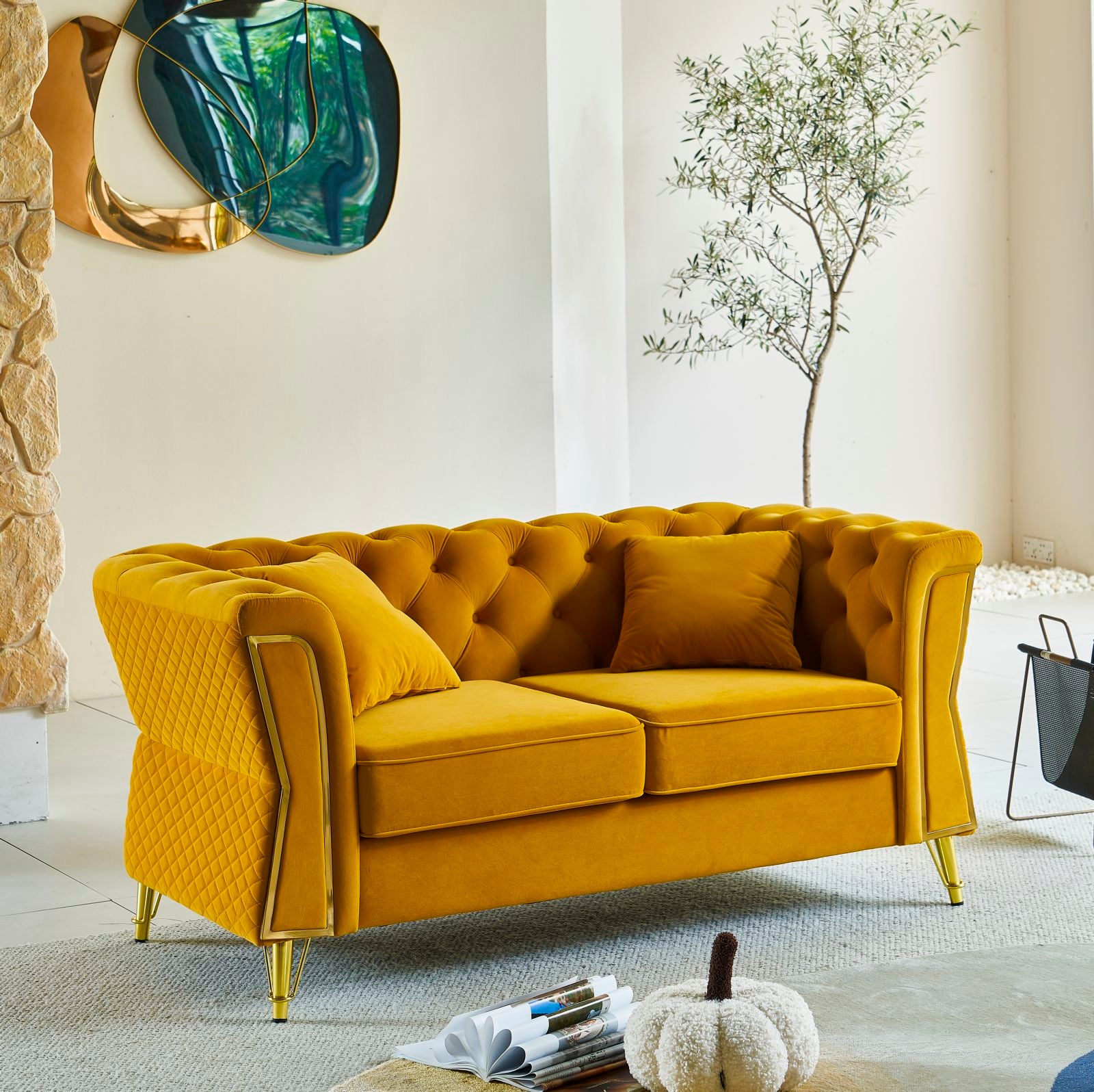 Samt Sofa Aurelia Senape 162 cm mit Kissen und Goldgestell