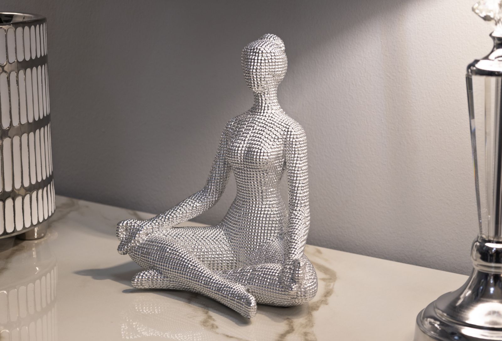 Skulptur Zen Pearl – Meditierende Figur in Silberoptik 23cm