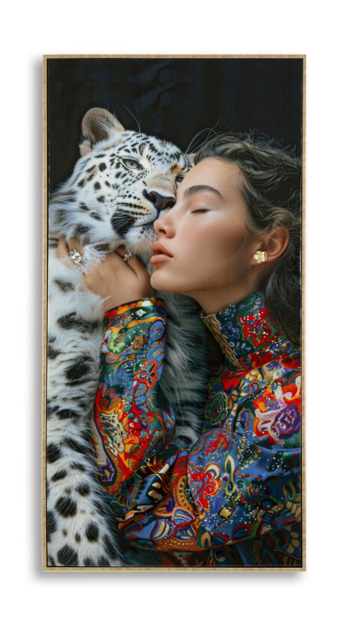 Sahara Wandbild Frau mit weißem Leoparden 52 x 102 cm