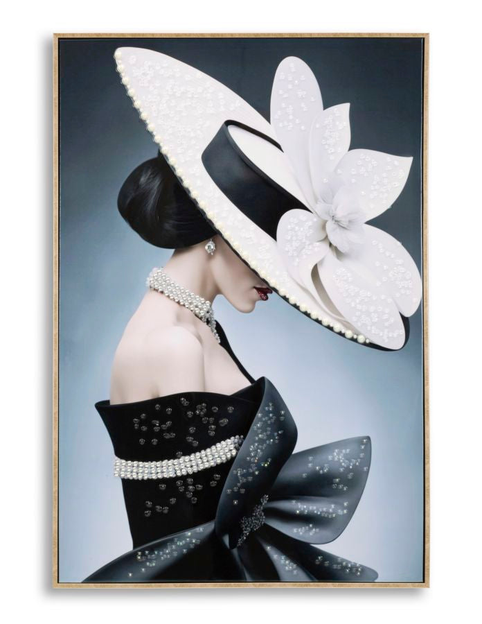 Marty Couture Wandbild 62x92 cm – Elegante Damenfigur mit Blumenhut und Perlendetails