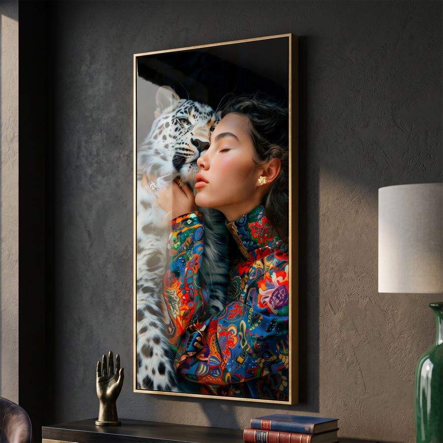 Sahara Wandbild Frau mit weißem Leoparden 52 x 102 cm