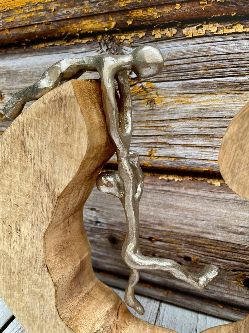 Alu Holz Skulptur Teamwork starke Freunde silberfabend H.30cm Handgefertigt