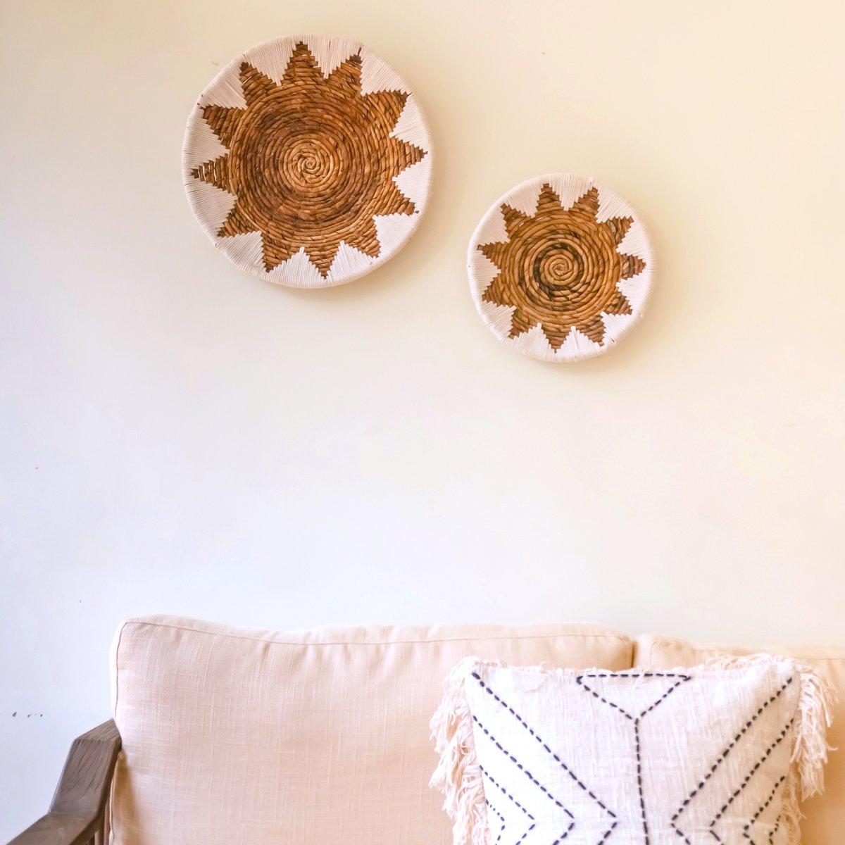 Runder Boho-Wandkorb – gewebte Wanddekoration – dekorative Schale – gewebter Wandteller mit gesticktem Sternmuster ADARI (2 Größen, Ø30/40 cm)