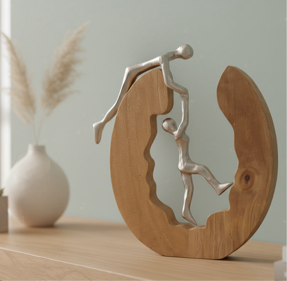 Skulptur Kletterndes Paar Zusammenhalt im Holzring Silber 31cm