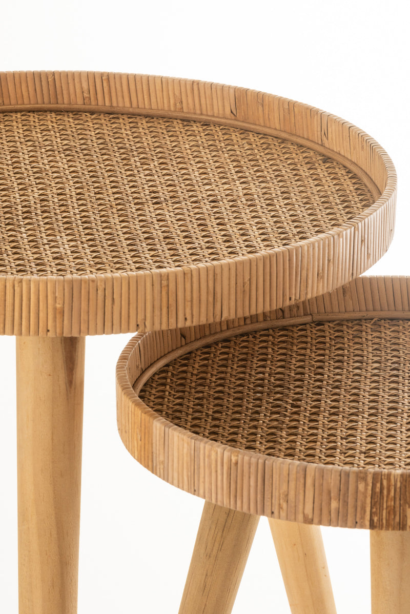 Set aus zwei runden, dreibeinigen Beistelltischen aus Rattan