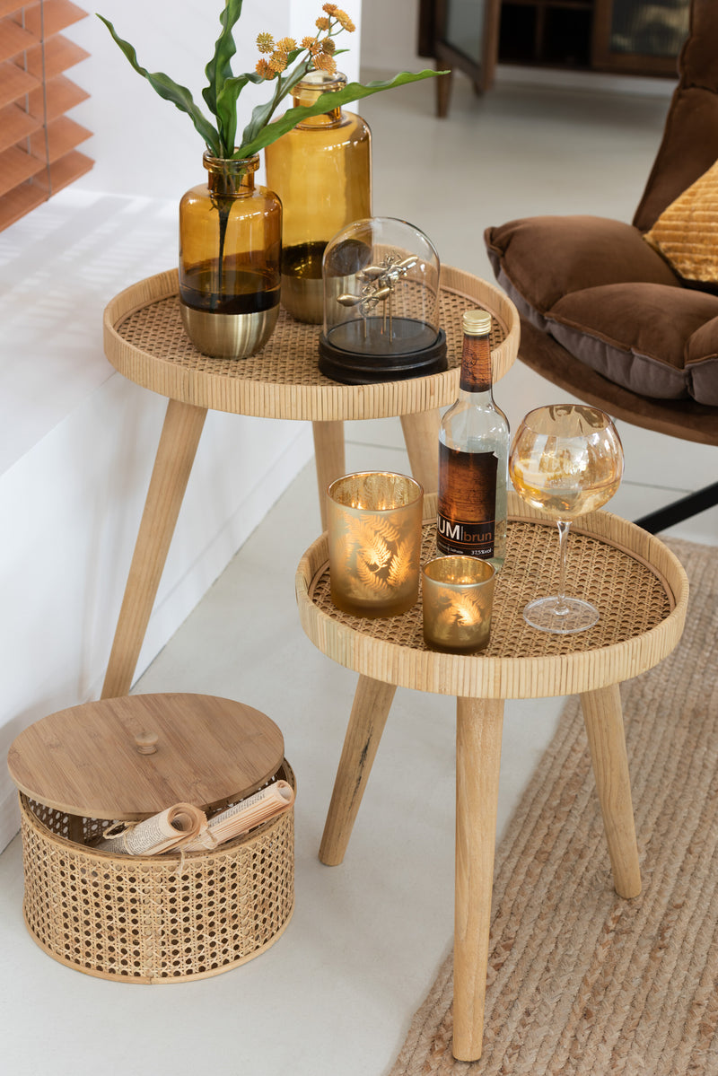 Set aus zwei runden, dreibeinigen Beistelltischen aus Rattan