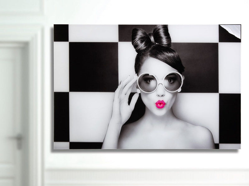 Modernes Acryl- und Aluminiumbild 'Schachbrett Diva' mit lebendigem Fraumotiv