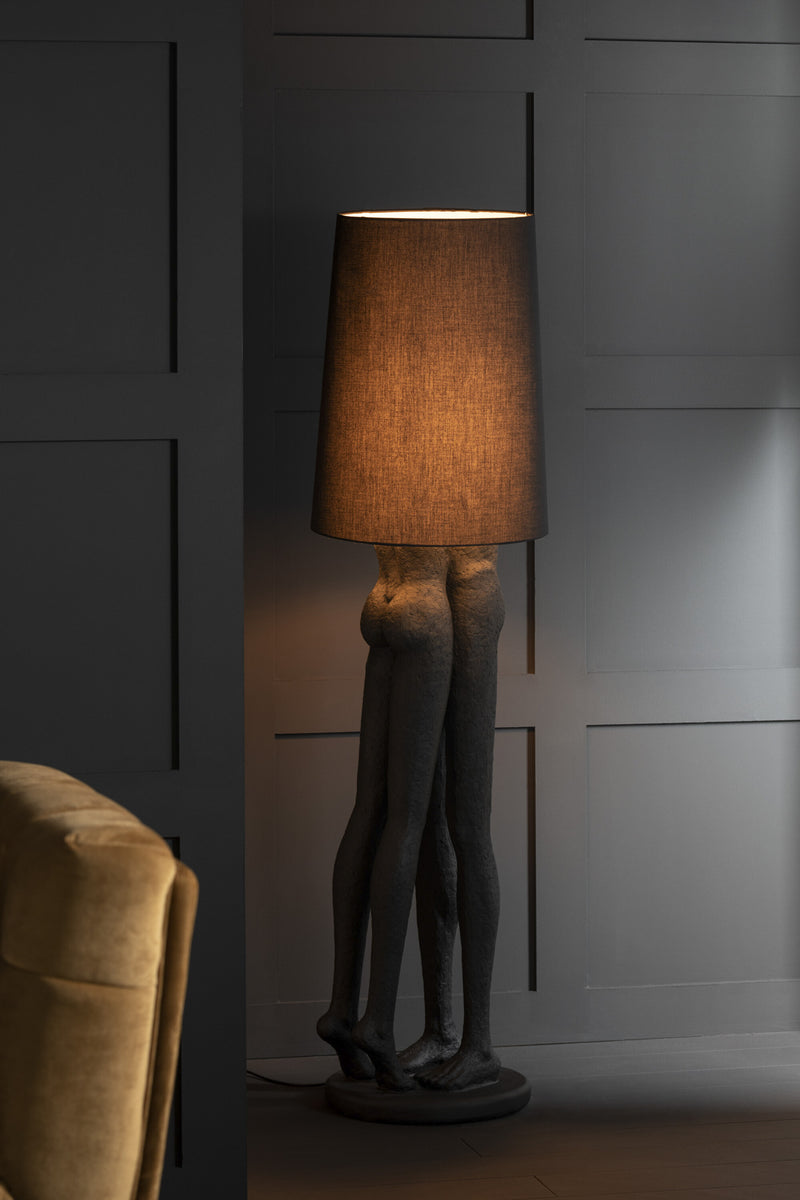 Elegante vloerlampliefhebbers - artistieke presentatie in zwart 