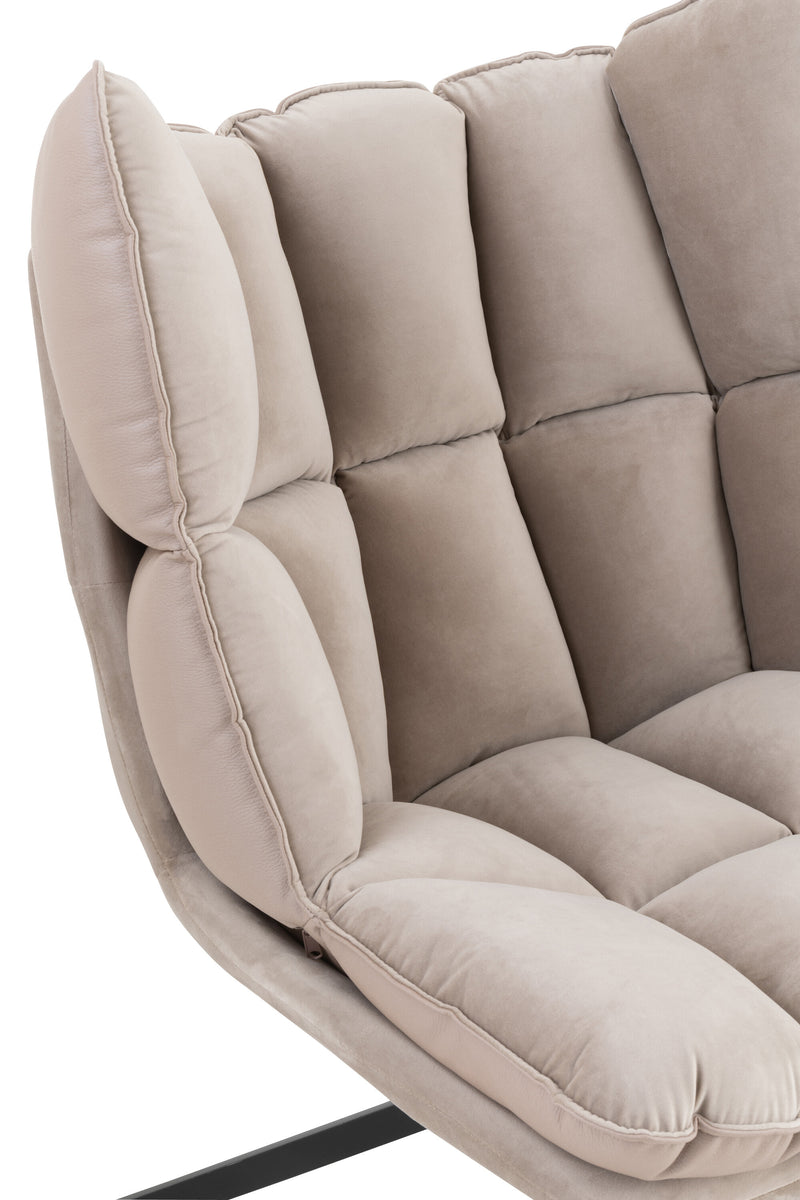 Eleganter Relaxstuhl mit Kissen in Beige, Rostbraun oder Hellgrau für stilvolle Entspannung
