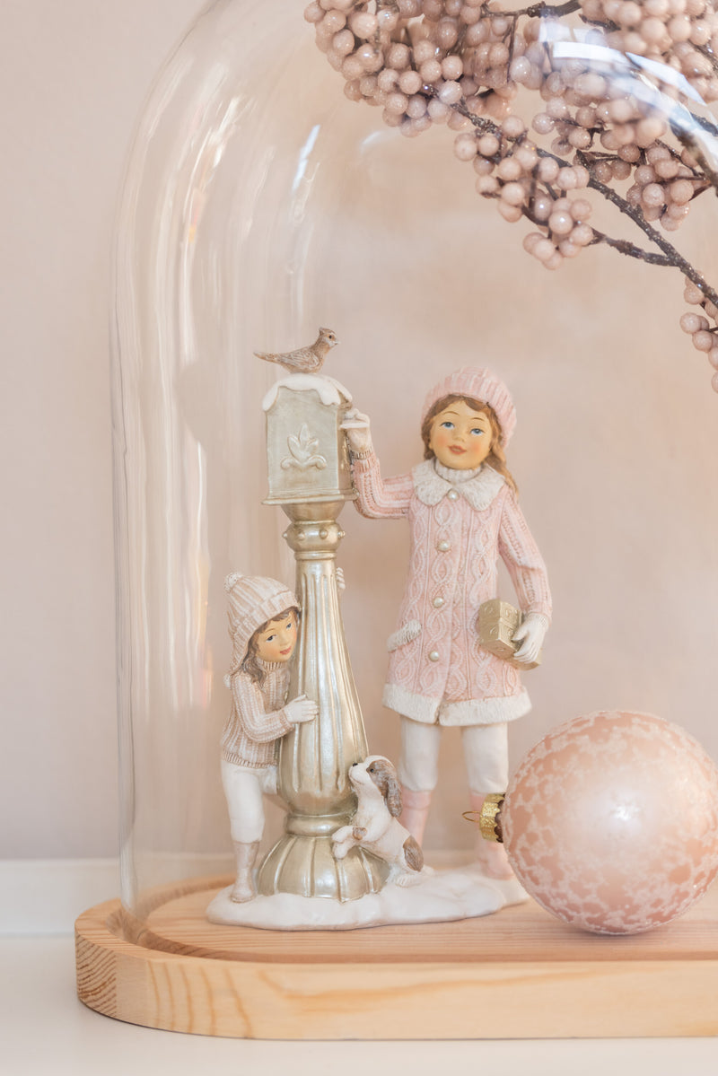 Set van 4 kerstfiguren, meisje en jongen, kerstboom en brievenbusscène, wit/roze