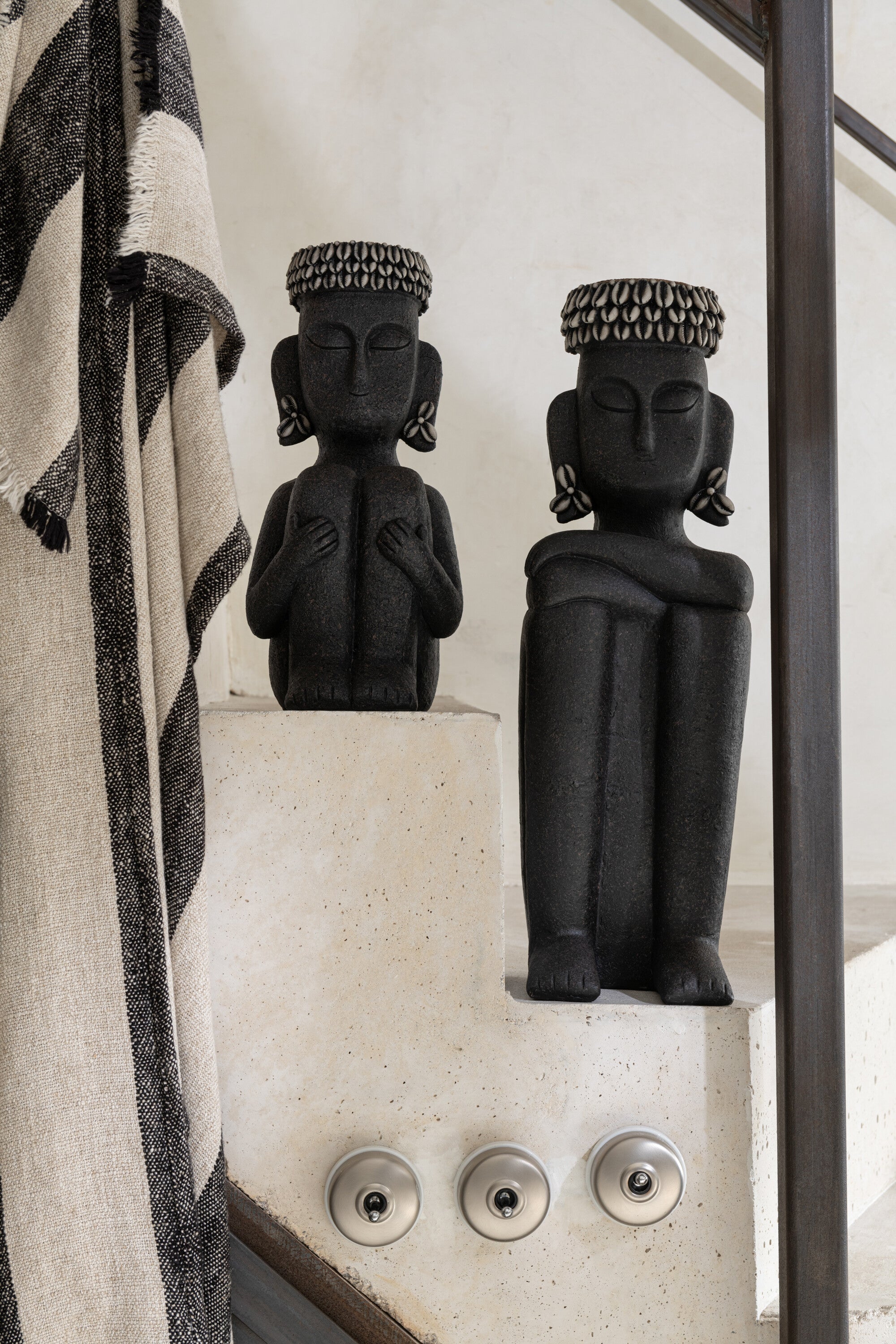 2er Set Ethnische Statuen BUJAD Sitzend, Stein Resin, Schwarz