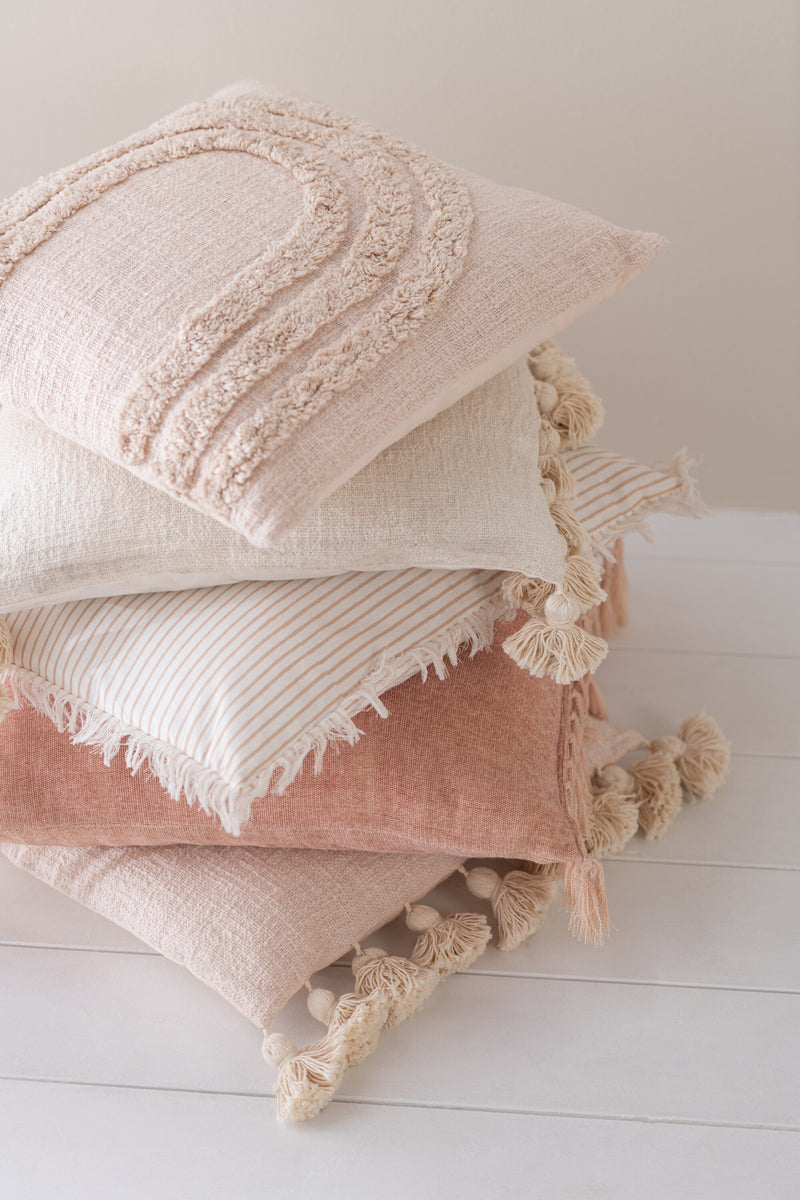 Set of 4 square cotton cushions with tassels in peach color