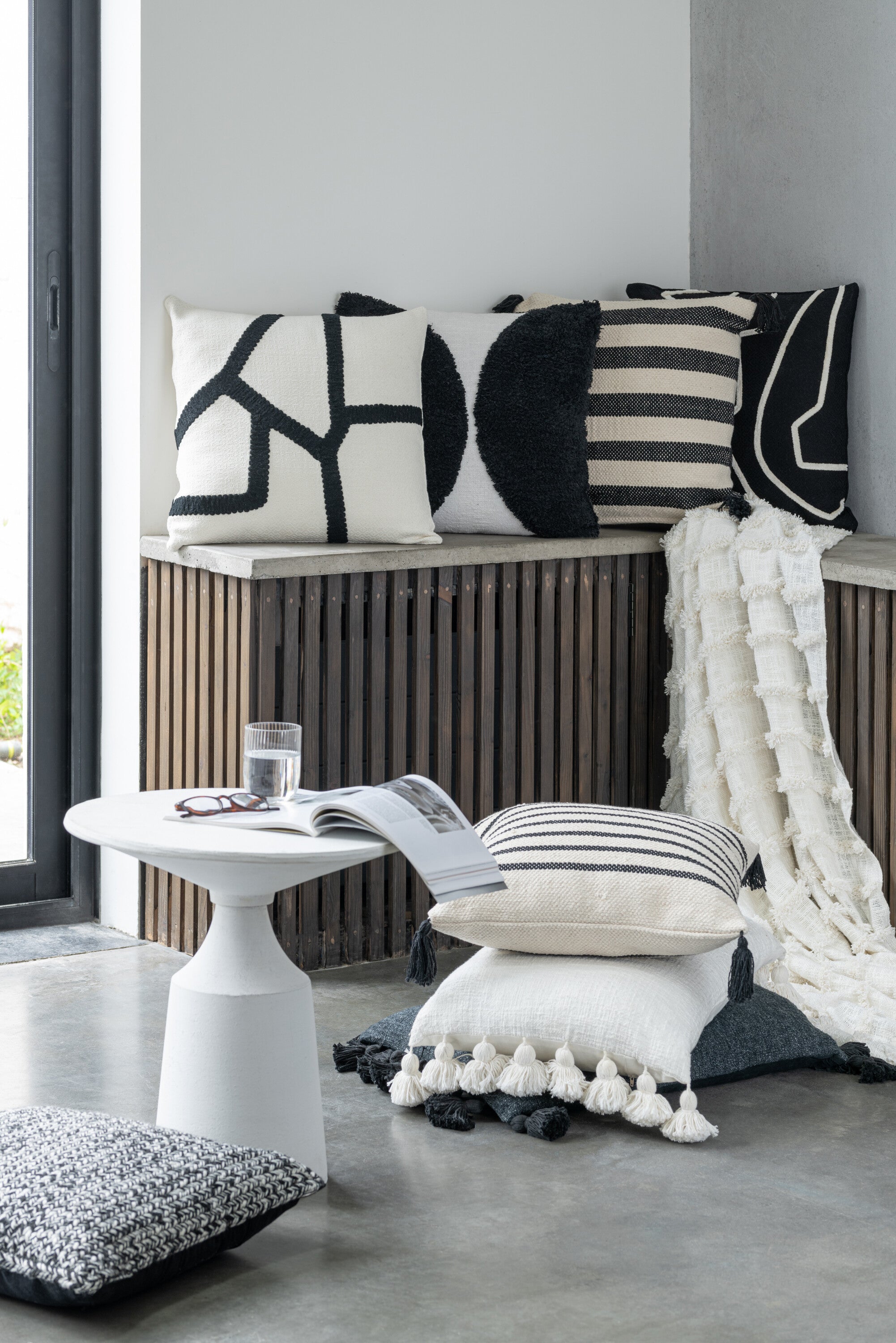 Elegantes 4er Set Linien Kissen in Schwarz Weiß und Weiß Schwarz