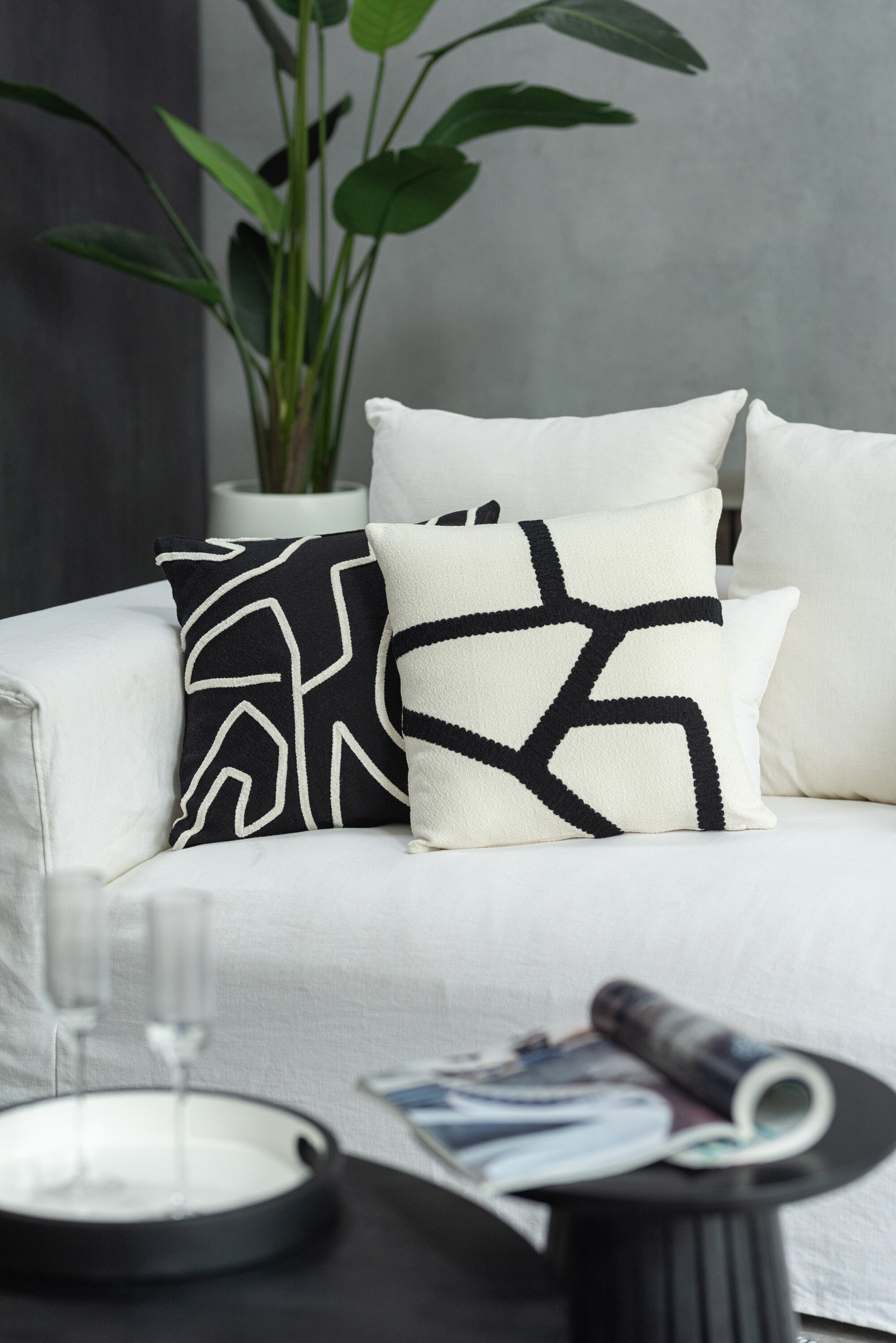 Elegantes 4er Set Linien Kissen in Schwarz Weiß und Weiß Schwarz