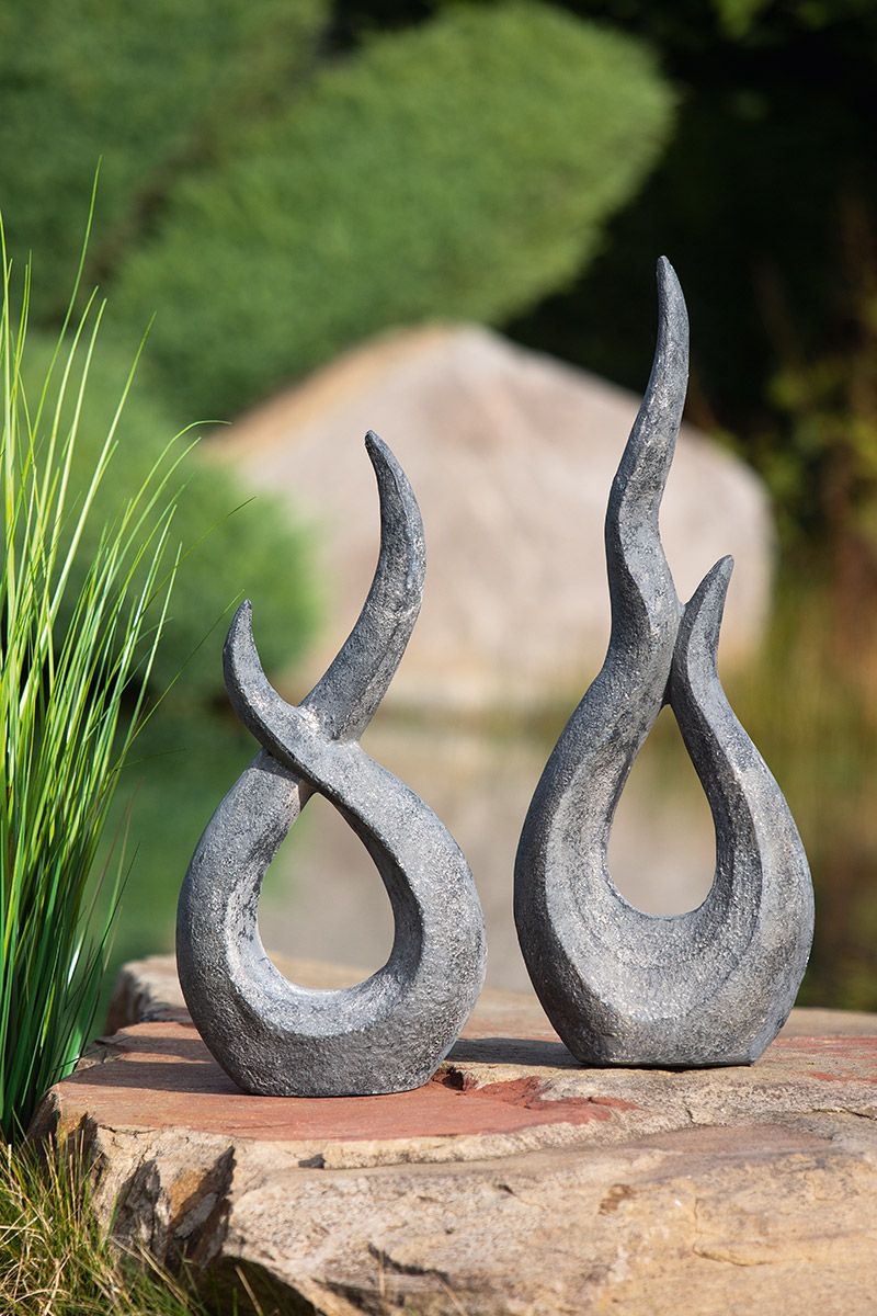 Exquisites Magnesia-Objekt "Flame" in Steinoptik - Grau Antikfinish, Freiluft Dekoration