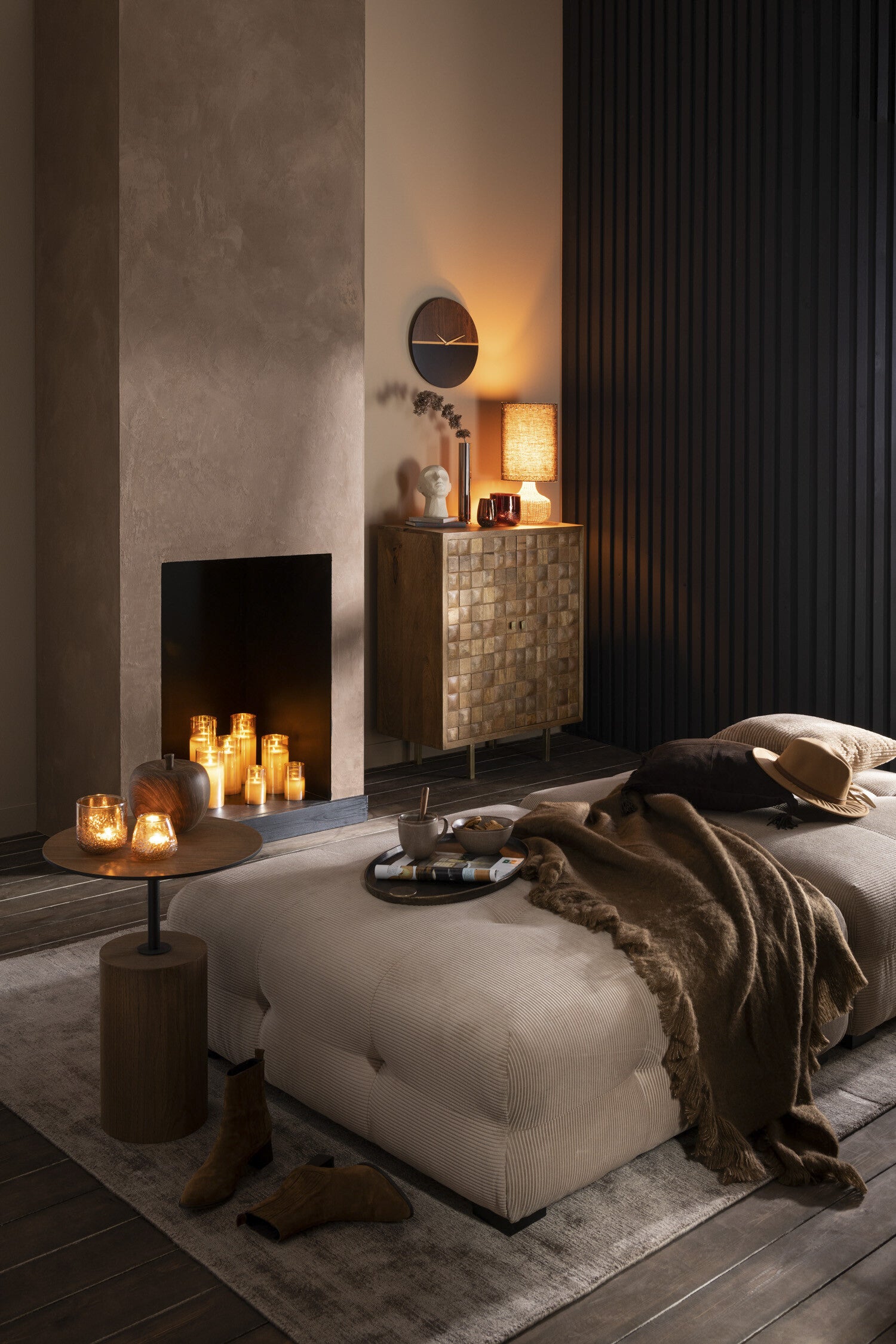 Handgefertigter Schrank Nino aus Mangoholz und Metall in Natur und Gold