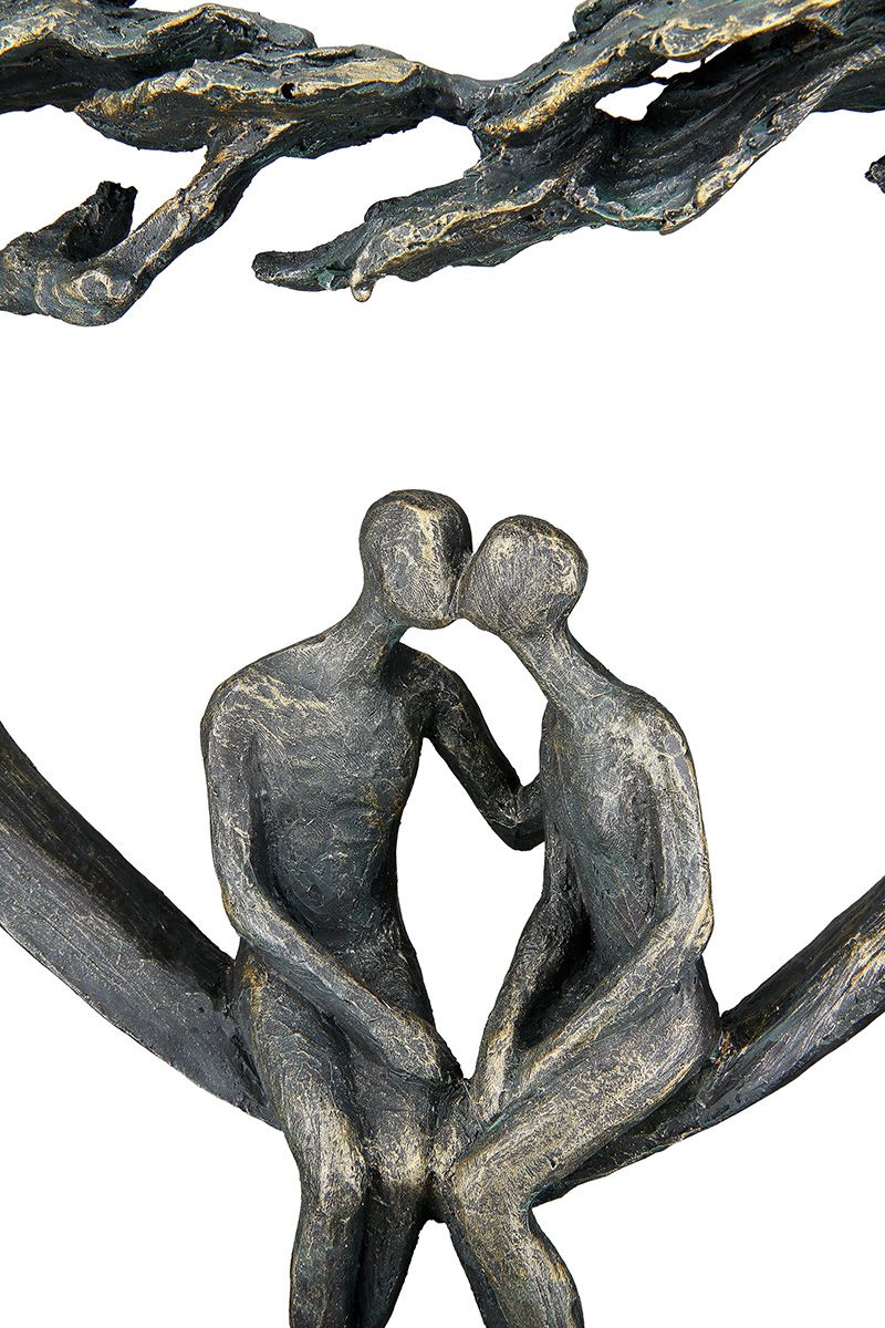 Bronzefarbene Skulptur Kiss under Tree mit Paarmotiv