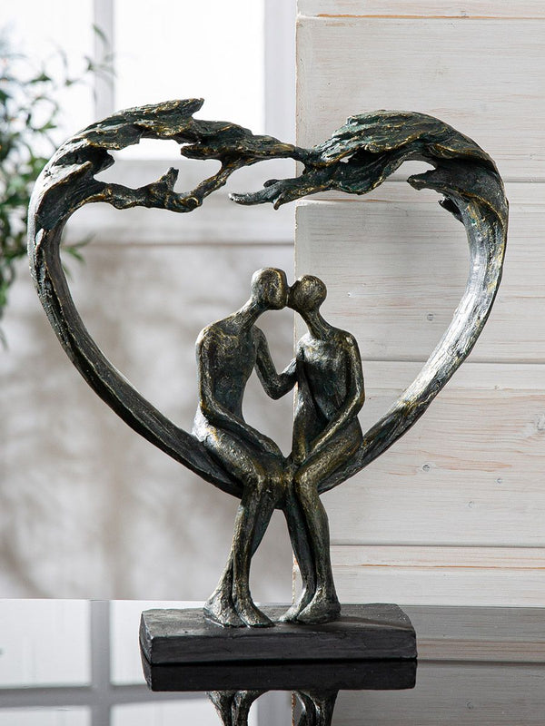 Bronzefarbene Skulptur Kiss under Tree mit Paarmotiv