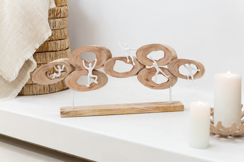 Abstrakte Mangoholz Skulptur mit Figuren im Kreis – Dekoratives Kunsthandwerk