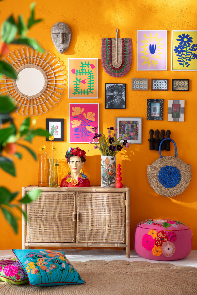 Büste von Frida Kahlo mit Rosenkranz, Bunt – Künstlerische und Inspirierende Dekoration