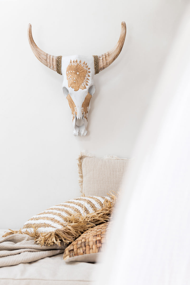 Dekorativer Kuh Schädel aus Albasiaholz, Weiß mit Indianermotiv, 72 cm Höhe