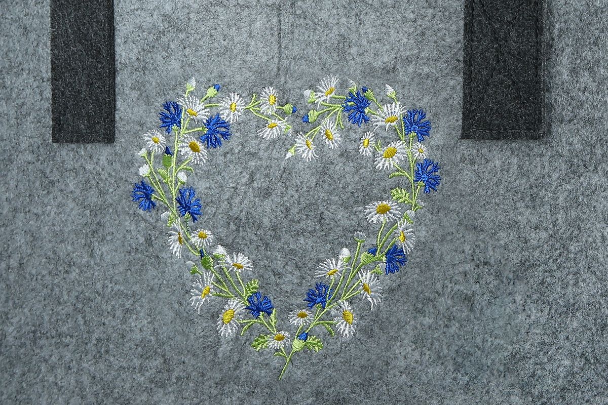 Handgefertigte Filztasche 'Wildblumen' in Hellgrau/Dunkelgrau, Gestickte Blumen-Design, 25x40x26 cm