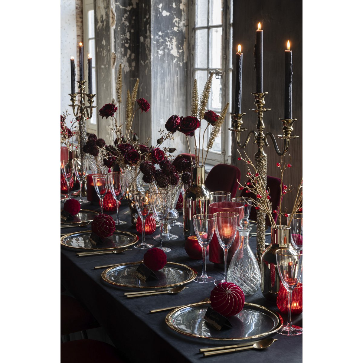 Doos met 4 kerstballen, 2+2 lijnen/geblokt fluweel rood/goud