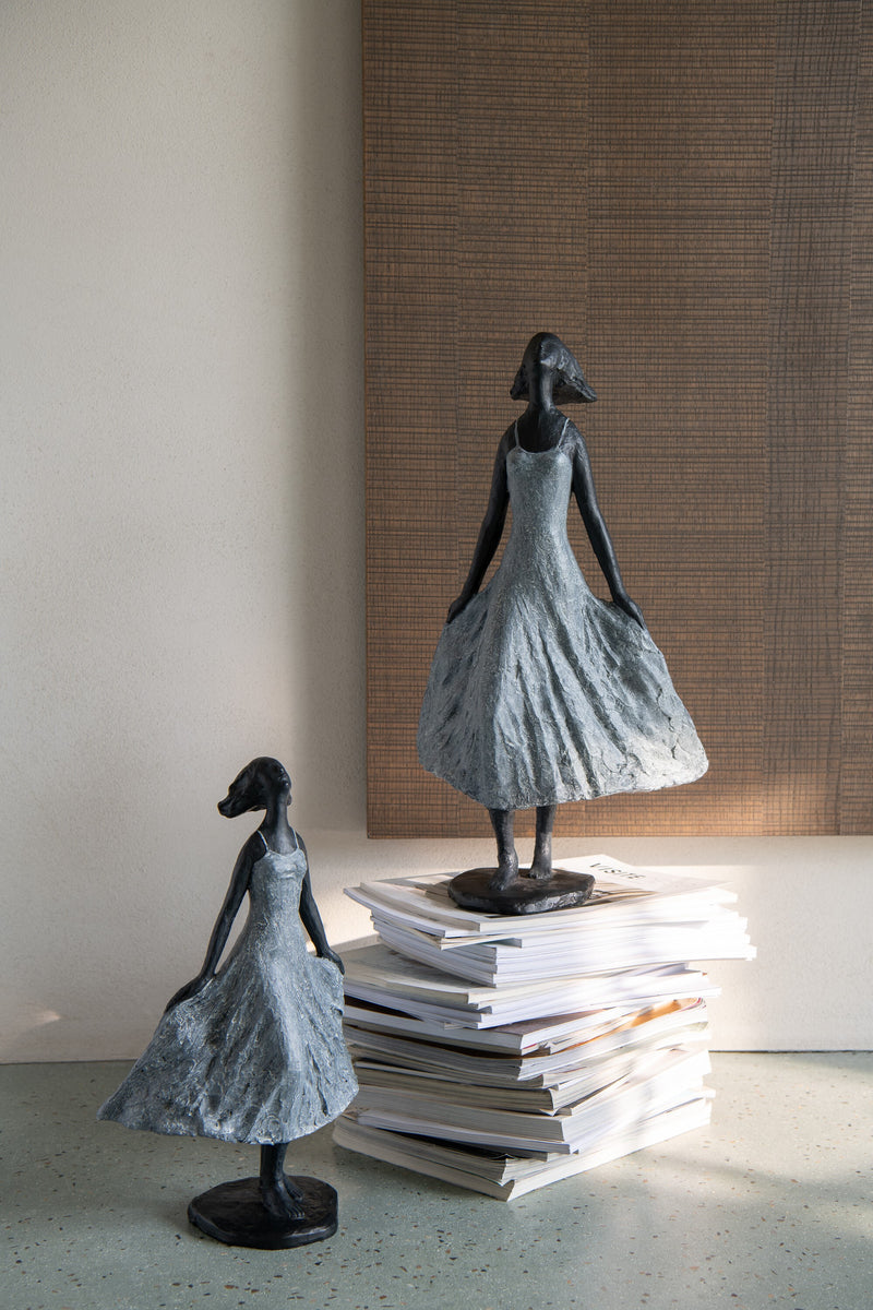 Statue girl looking to the sky made of resin - Elegant decoration height 54cm