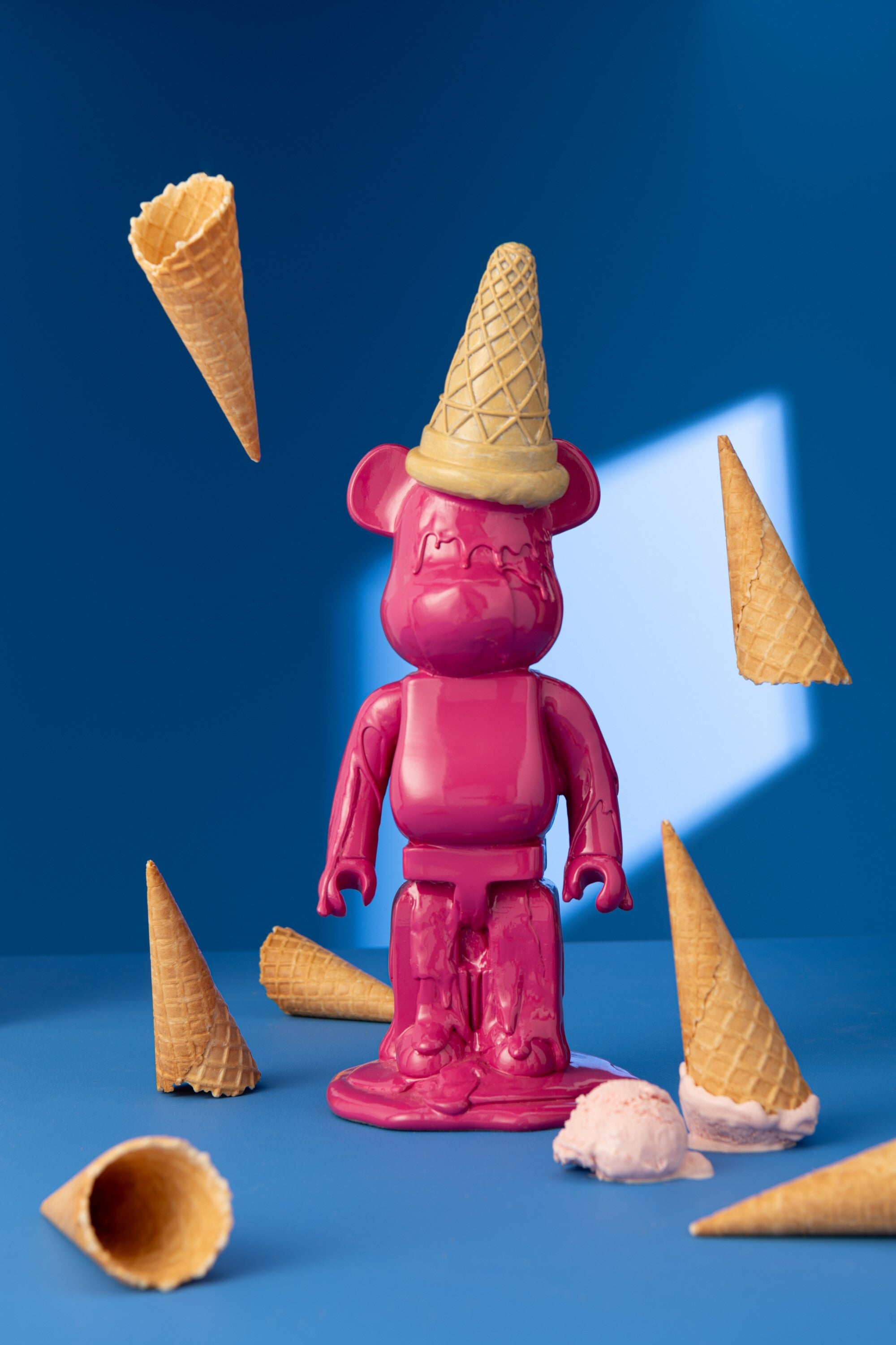 Decorative figure bear with ice cream cone – Pop-Art sculpture in pink, height 39.5 cm