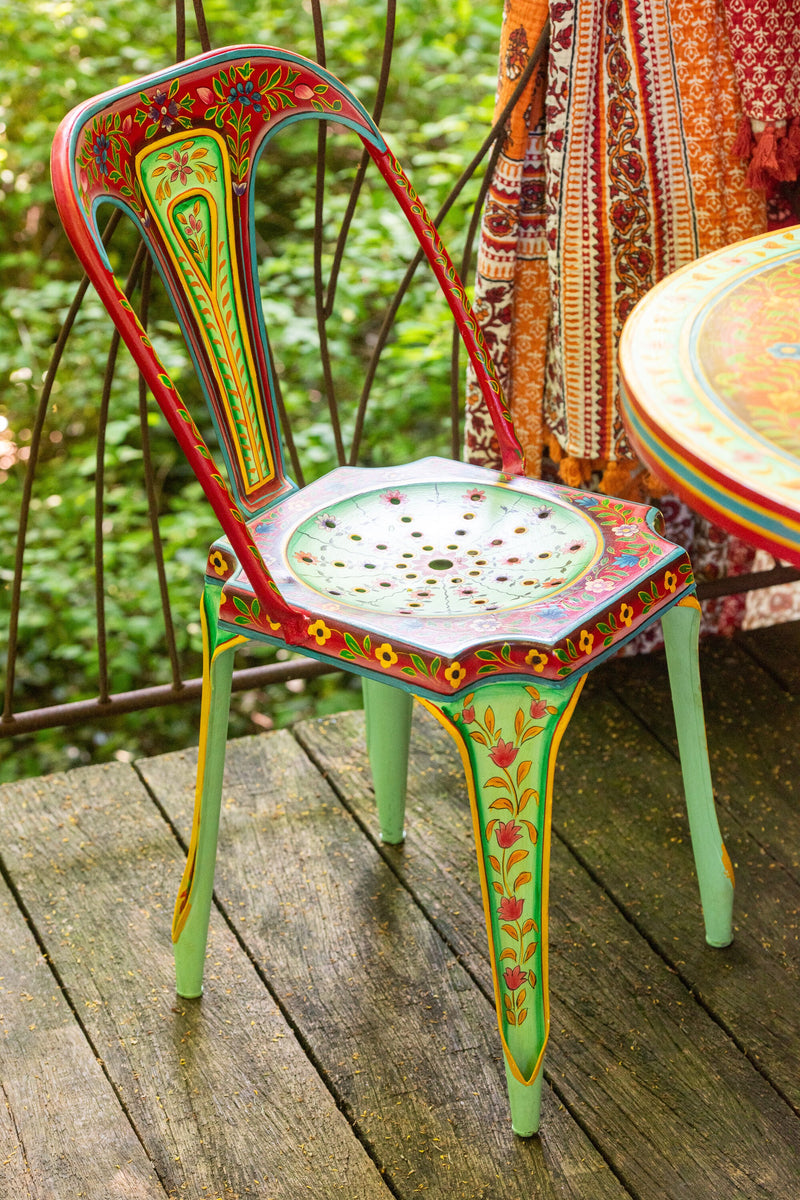 Handbemalter Metallstuhl Mumbai – Exotisches Design mit kunstvollen Mustern