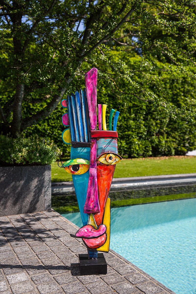 Bunte Eleganz in Metall: 'Kediri' Handbemalte Abstrakte Metallskulptur auf Schwarzer Base Höhe 100cm