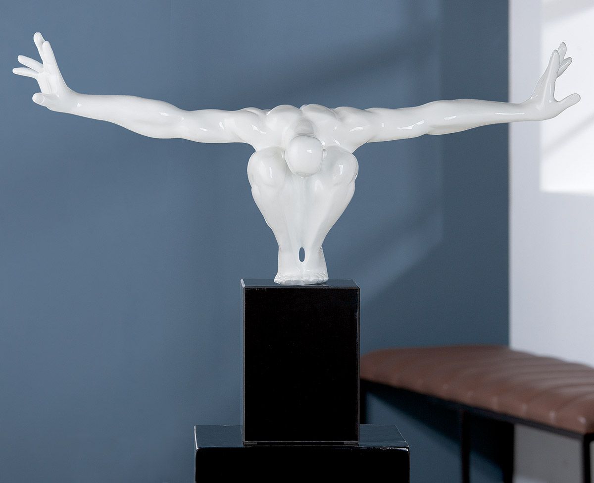 Eindrucksvolle Skulptur Cliffhanger in Weiß Schwarz Kunstharz, Marmor