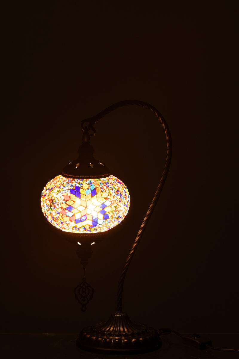 Orientalische Tischlampe mit hängendem Mosaikglas – Stilvolle Beleuchtung in Orange