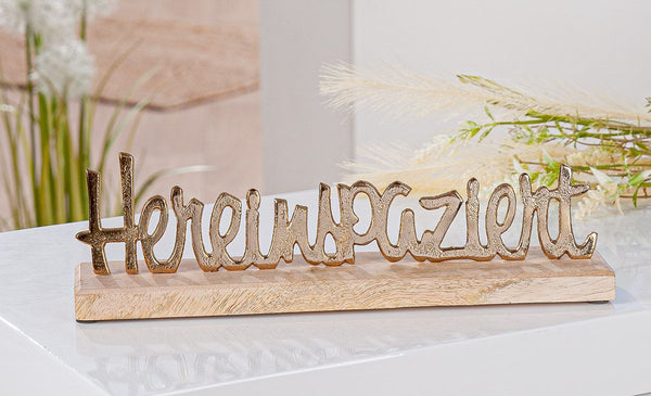 Belettering Gemaakt van aluminium op een goudkleurige mangohouten basis