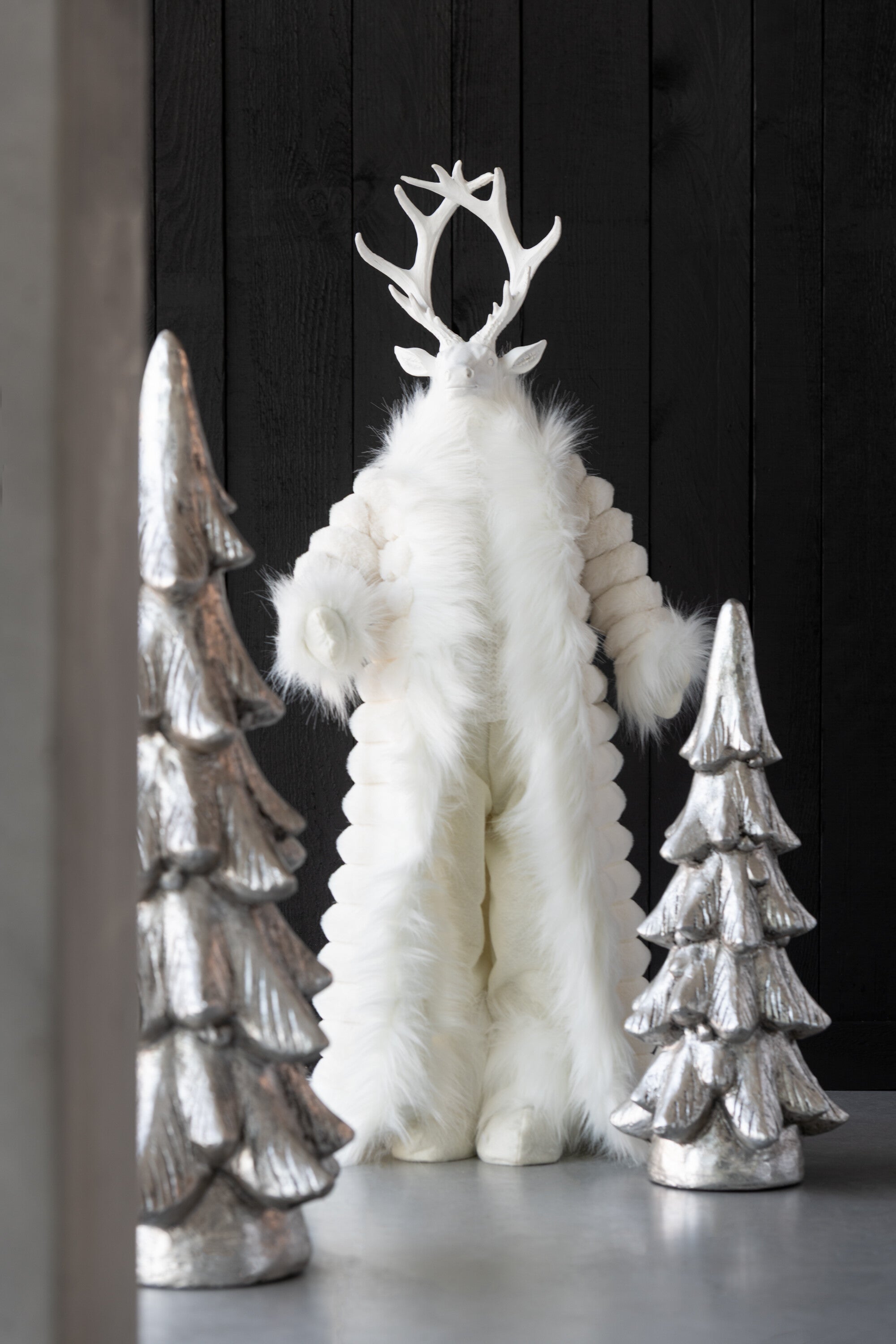 Dekofigur Hirsch Stehend mit Mantel Weiß Polyresin Winterdeko