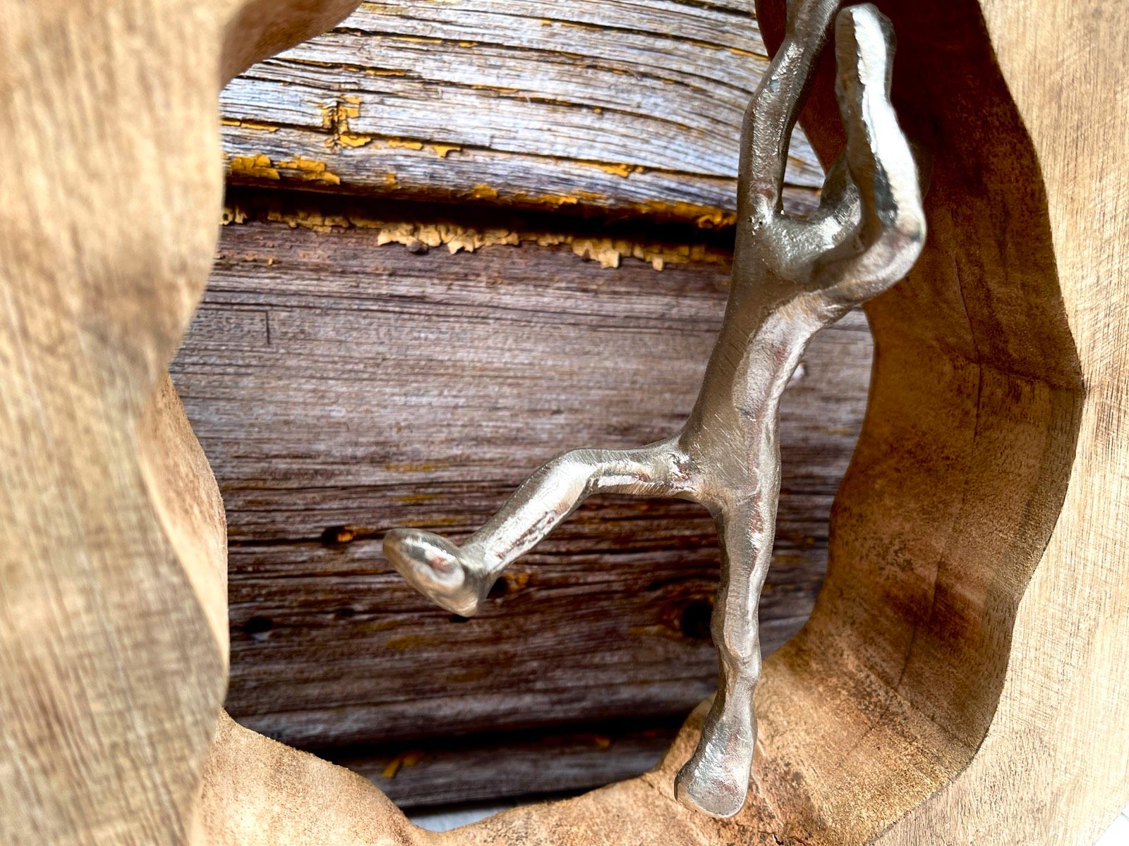 Aluminum wood sculpture teamwork strong friends silver H.30cm handmade 