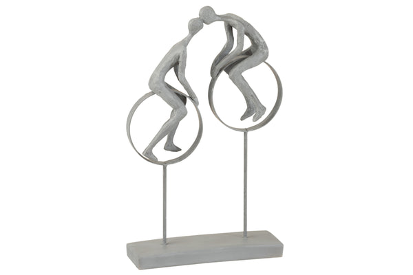 Skulptur Liebespaar auf Kreise aus Polyresin in Grau