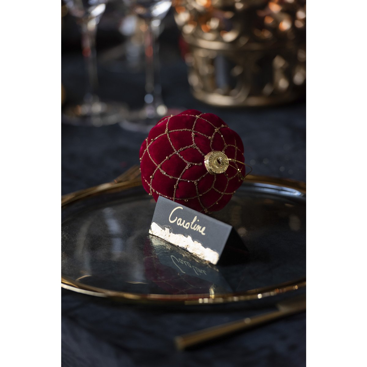 Doos met 4 kerstballen, 2+2 lijnen/geblokt fluweel rood/goud