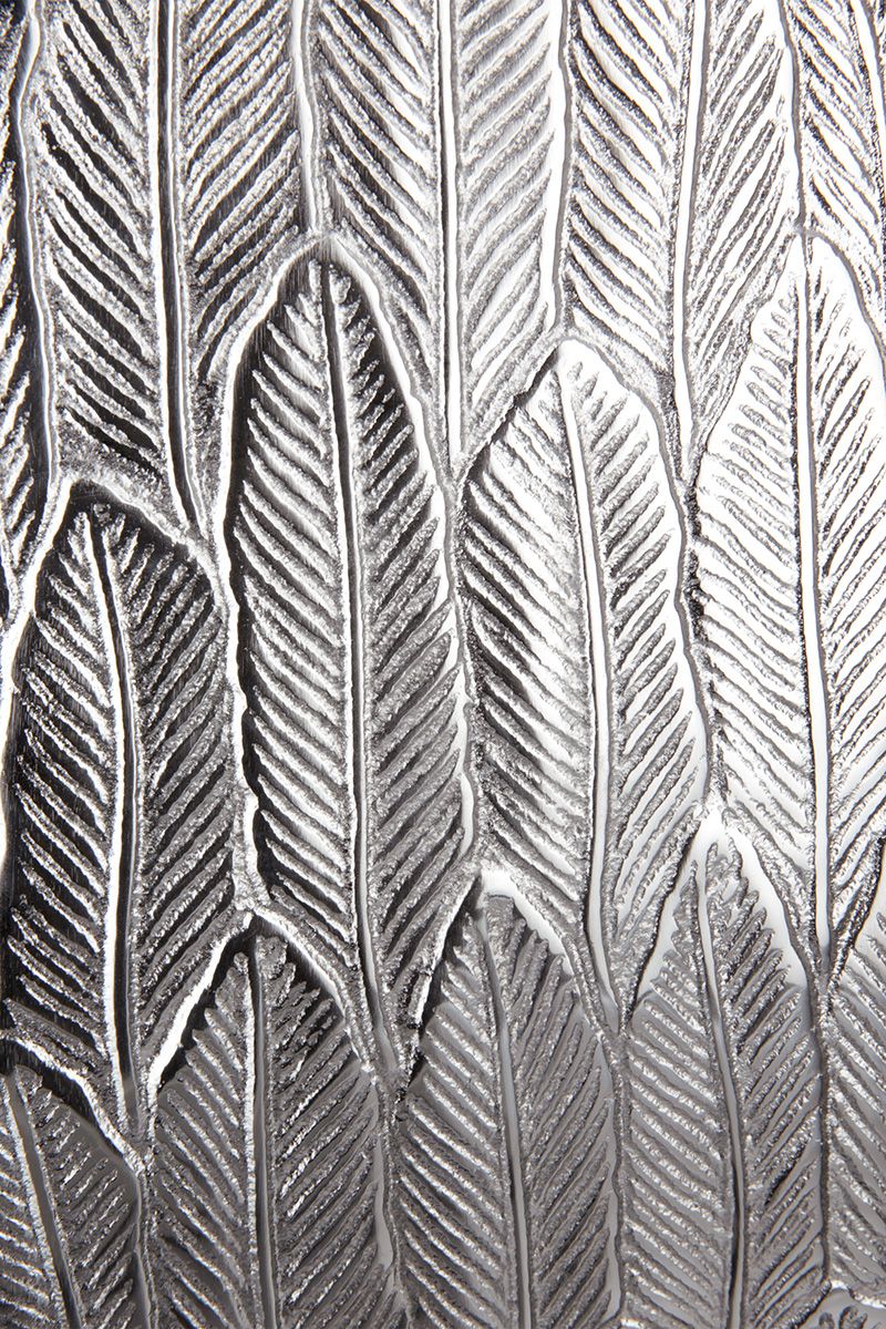 Sphärische Eleganz Handgefertigte Aluminium Kugelvase 'Feder' in Silberfarben