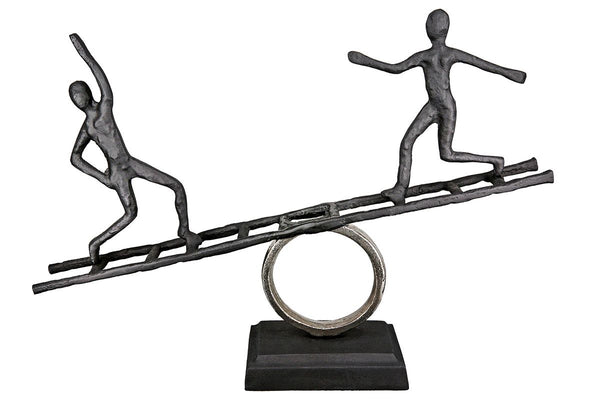 Zeitgenössische Aluminium-Leiter-Skulptur – Modernes Metallkunstwerk als Neuheit