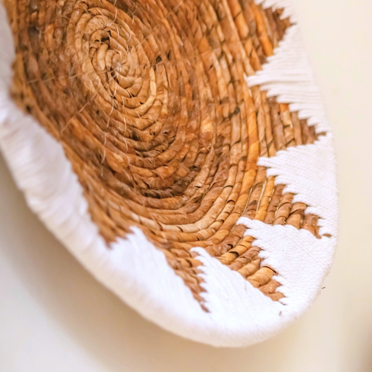 Runder Boho-Wandkorb – gewebte Wanddekoration – dekorative Schale – gewebter Wandteller mit gesticktem Sternmuster ADARI (2 Größen, Ø30/40 cm)