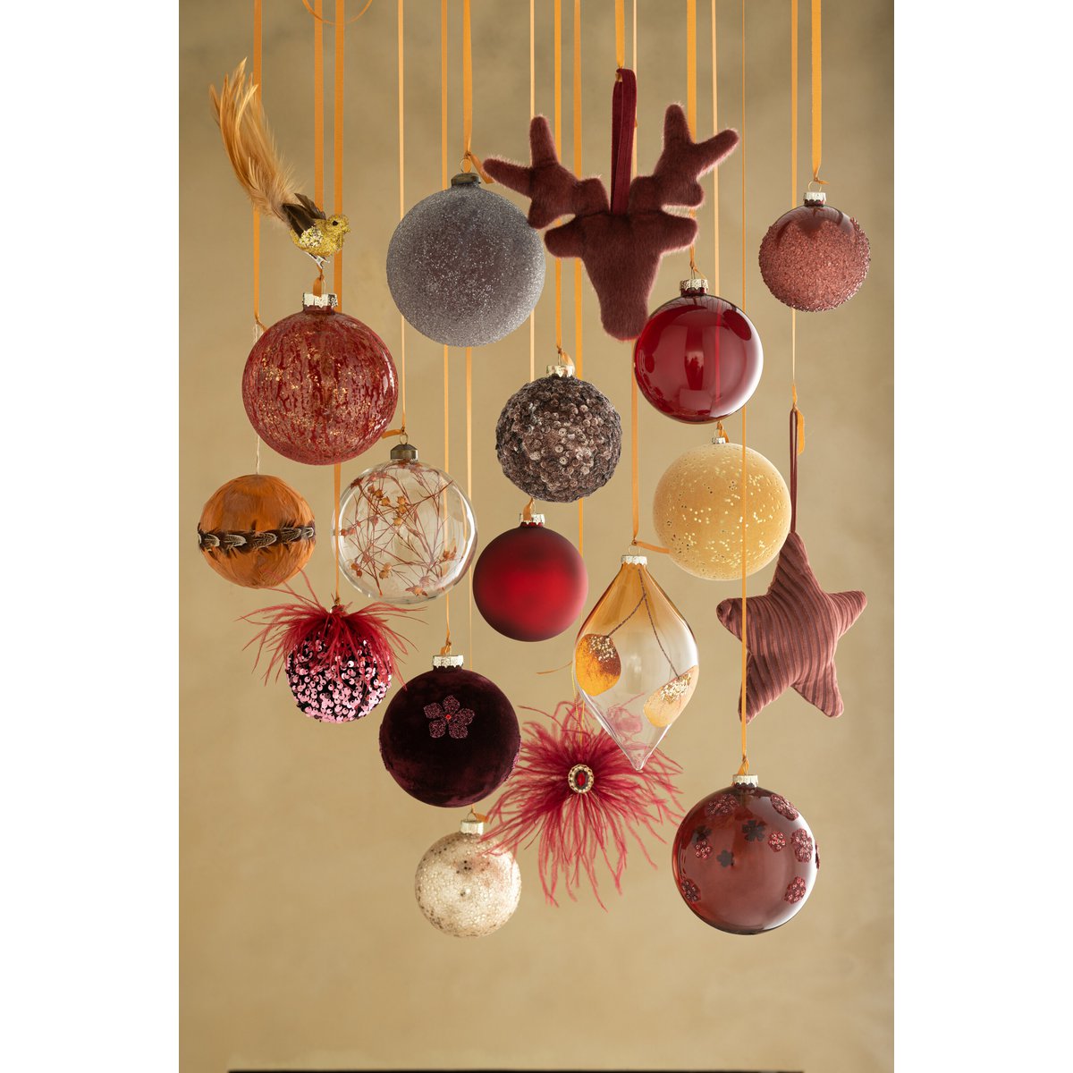 J-Line Box mit 4 Weihnachtskugeln, tropfengetrocknetes Blatt, Ocker + Glitzerglas, transparent