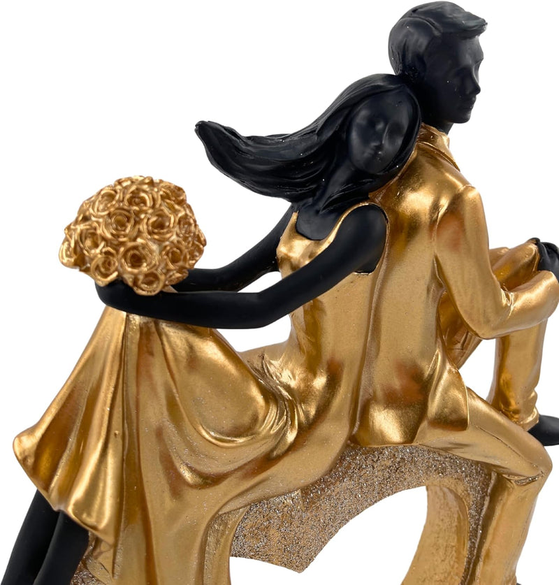 Elegant sculptuur van een zittend echtpaar in de vorm van een hart, zwart en goud