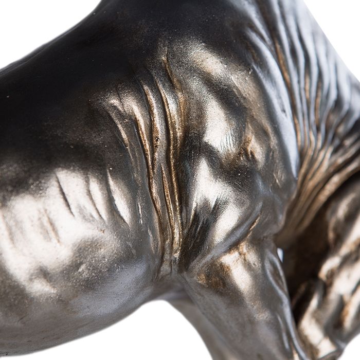 Imposant XXL polysculptuur van een stier in stijlvol zilver