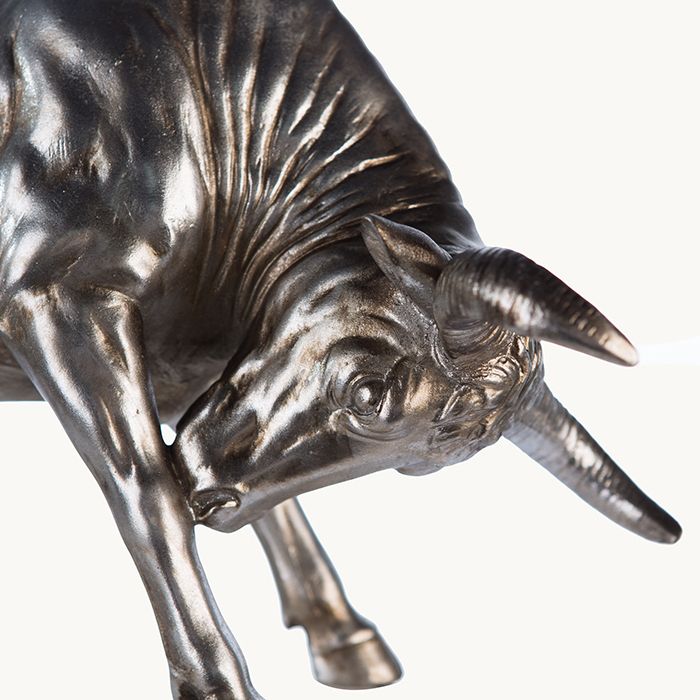 Imposant XXL polysculptuur van een stier in stijlvol zilver